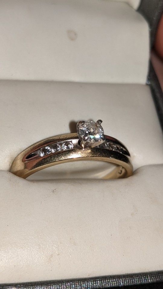 1KT DIAMOND RING, Layed In 10k Gold With Smaller Diamonds! ALL 100% REAL.