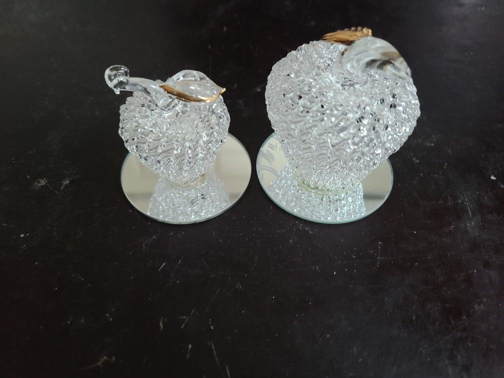 GORGEOUS NEW Pair of Spun Glass Apple figurines.

Enhance your collection with a stunning pair of Spun Glass apple figurines.