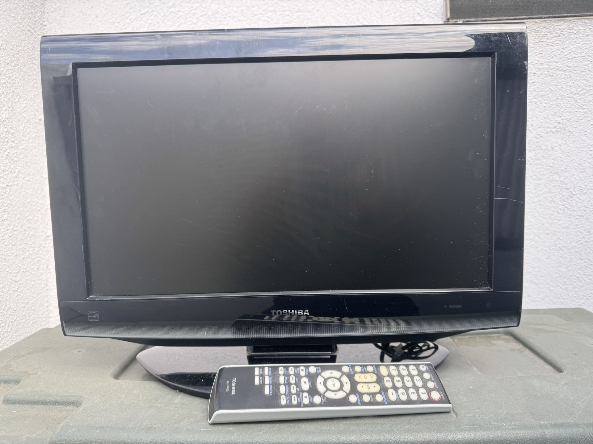 USED Toshiba LCD/DVD Combo 19" 720p HDTV with built-in DVD player