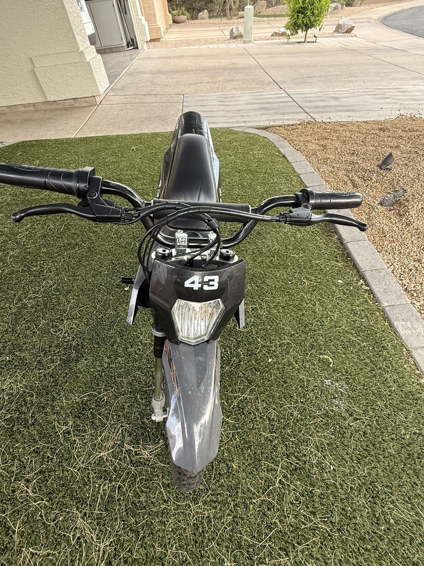 Motor Dirt Bike. Ages 8-15 ! Like New!