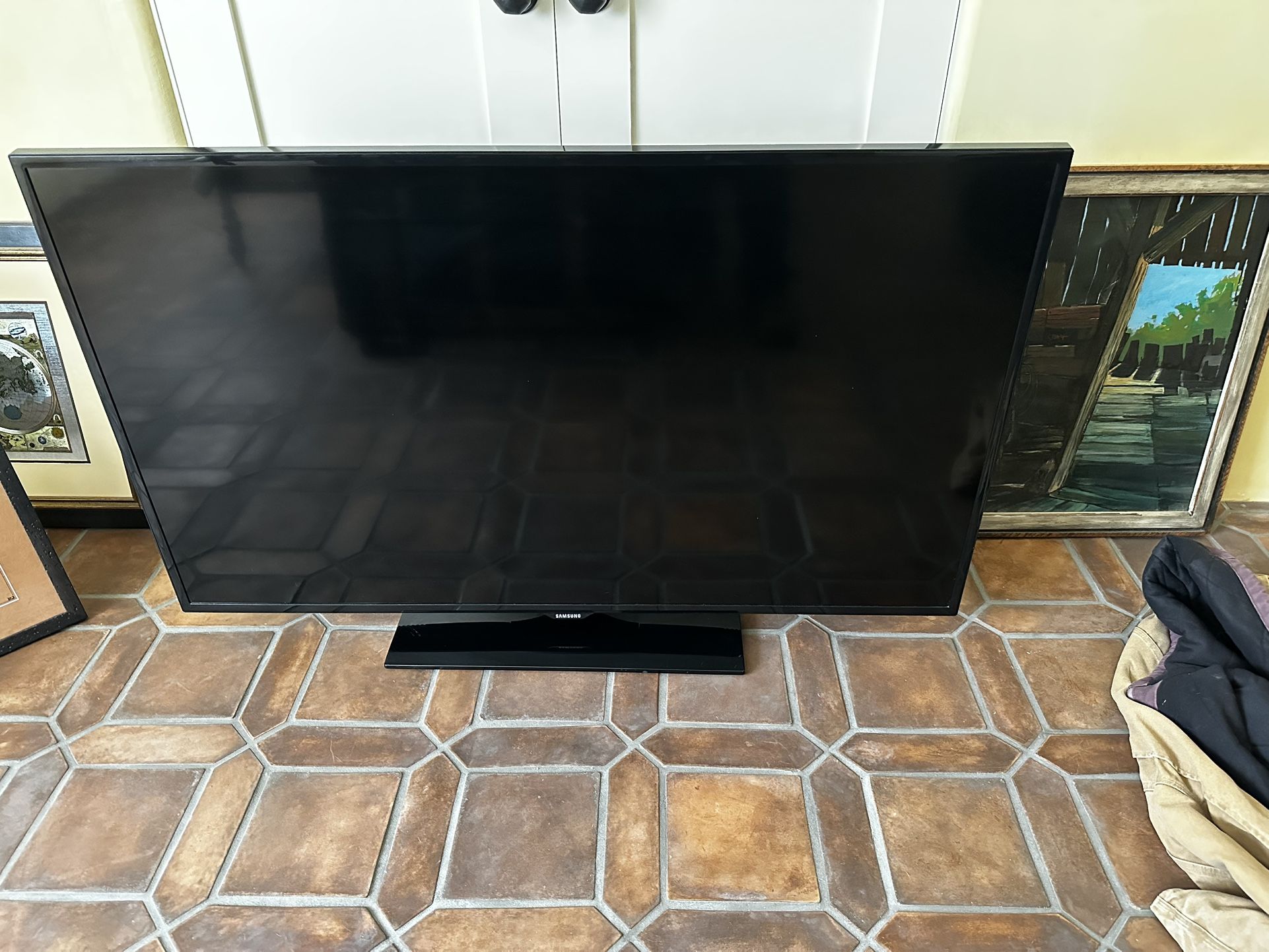 Samsung 55” Flat Screen w/ Mount
