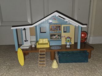 Bluey, Beach Cabin Playset, Includes Figure with Goggles,