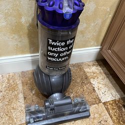 DYSON VAC