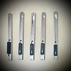 5 NEW DELI PROFESSIONAL STAINLESS STEEL LOCKABLE CUTTER KNIFE.
ONE FOR 3$.
5 FOR 10$.