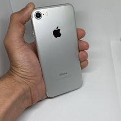 IPhone 7 128gb SILVER(UNLOCKED) 