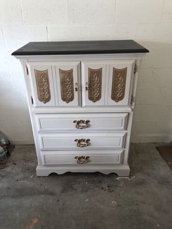 5 drawer dresser in creamy white and details in gold