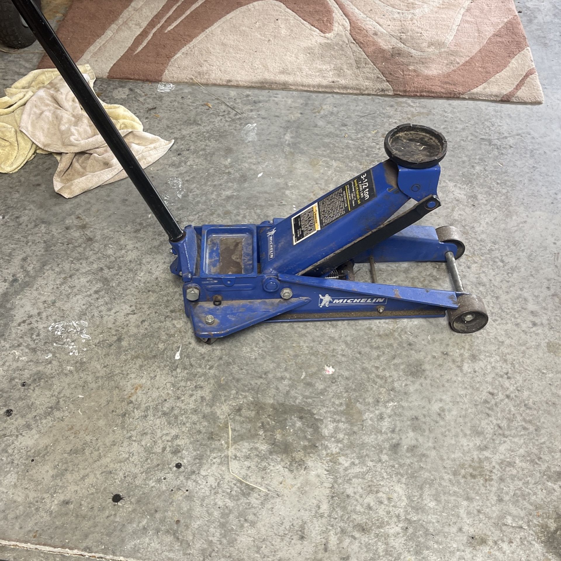 Michelin Floor Jack 3 1/2 Ton for Sale in Apopka, FL OfferUp