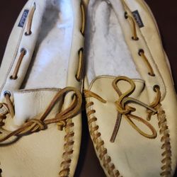 Men's CABELLA leather moccasin Slippers...size 9