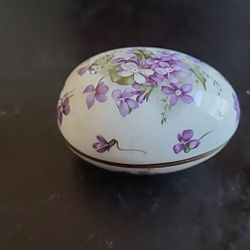 GORGEOUS Hammersley Victorian Violets Pattern 5" Ceramic Egg Trinket Holder.

