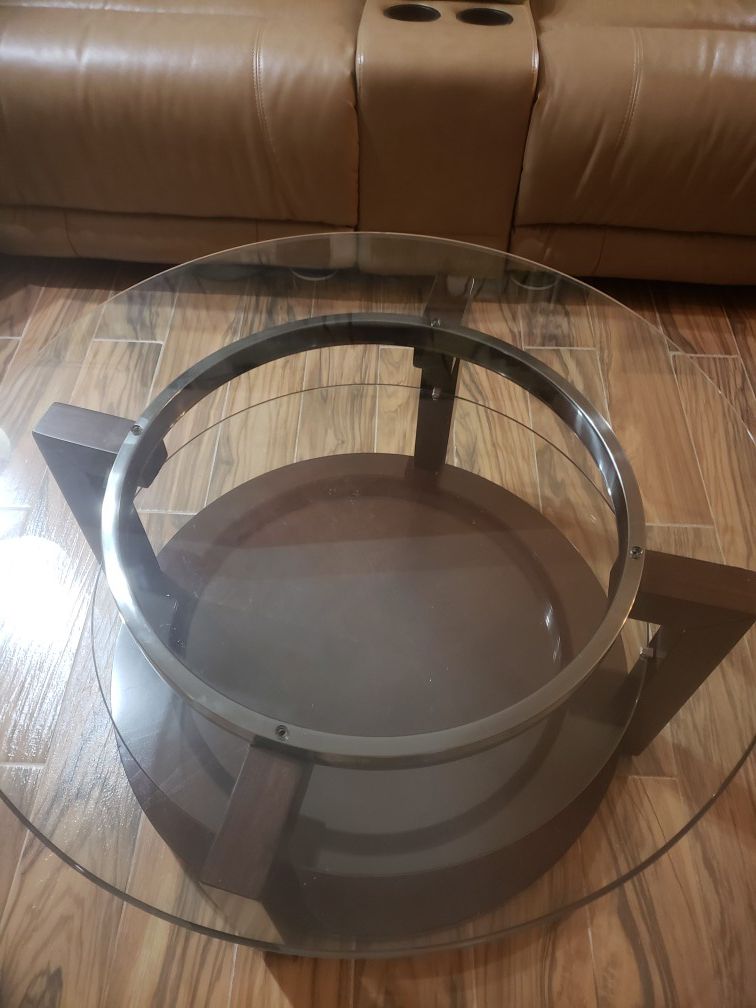 Round glass coffee table with two shelves and wheels. Centro de mesa de vidrio, dos niveles con ruedas.