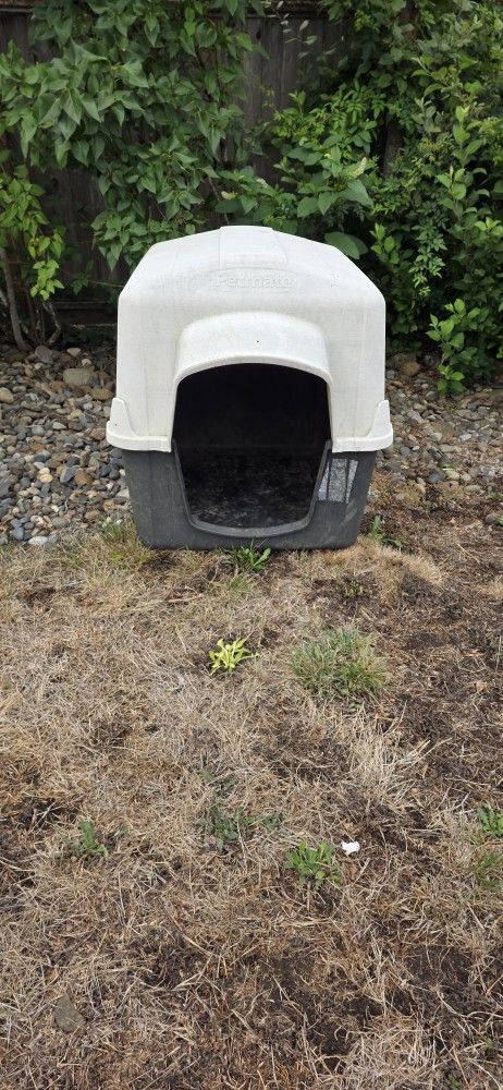 Indoor Outdoor Petmate Dog House