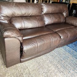 La-Z-boy Reclining original leather sofa in excellent condition like new    (H17"D34"L90")