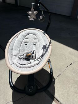Maxi-Cosi Cassia Baby Swing – Neutral Wood/Gray + Mobile