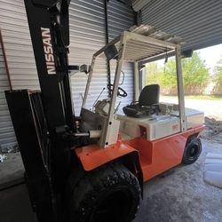 2002  Forklift 9,000 Lb Lifting Capacity 