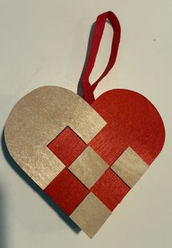 Julehjerter-Scandinavian Christmas Heart Basket. 3 1/2”X4”X1” Thick.
