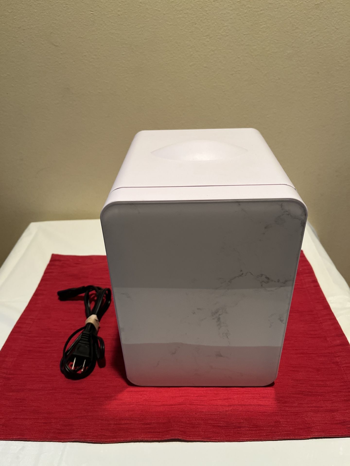 Personal Chiller Mini Fridge Small Space Cooler White Marble