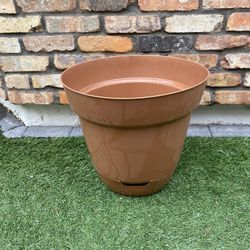 16 inch Plastic Planter with self watering saucer