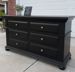 Beautiful Black “Broyhill” 6-Drawer Solid Wood Dresser