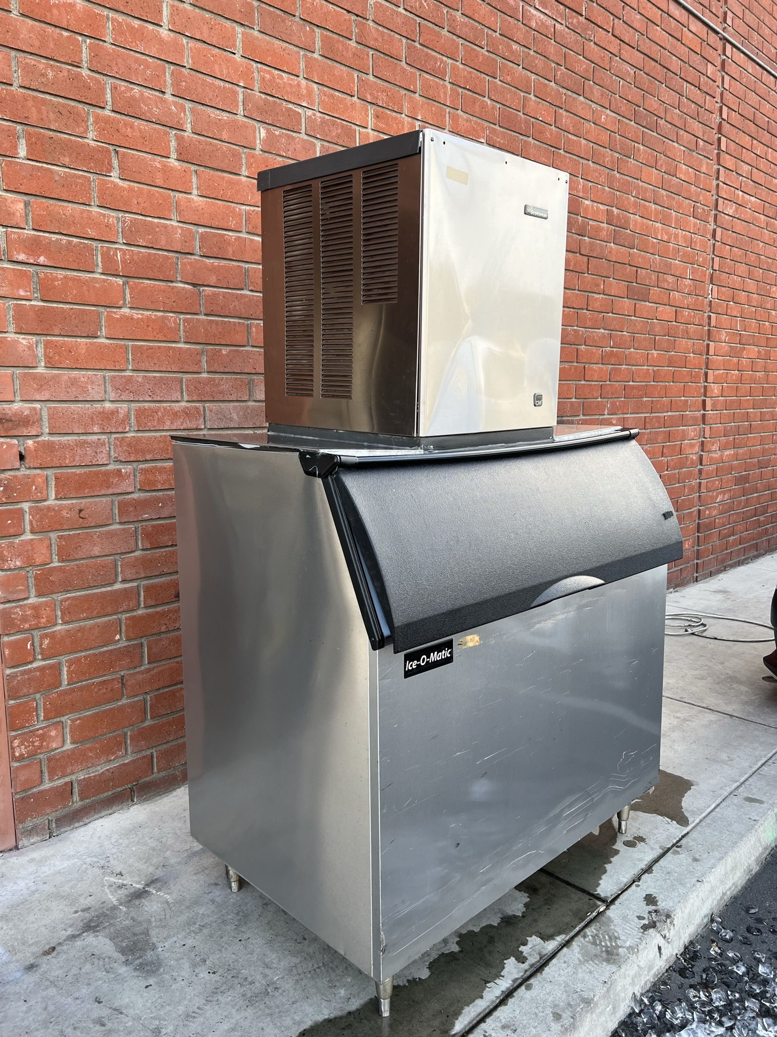 Scotsman CME456AS ice maker with 100lbs storage bin for Sale in Garden