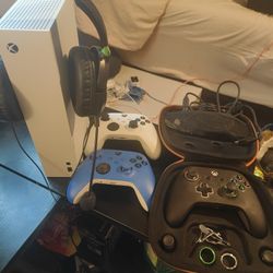 Xbox Series S - 3 Controllers And A Head Set