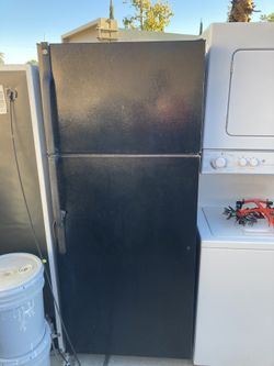 GE refrigerator with icemaker