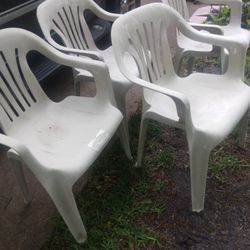 4 OUTDOOR PLASTIC CHAIRS $6 EACH 