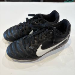 Youth Kids Size 1Y Nike Tiempo Soccer Cleats