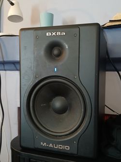 Studio monitor speakers