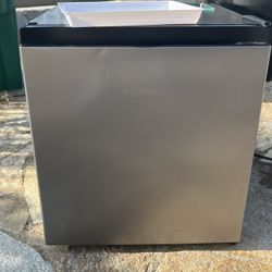 Hisense Mini Fridge - Single Door - Works Perfect
