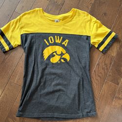 Iowa Hawkeyes T Shirt Vintage 90’s Sleeve Women Small Slim Fit $15