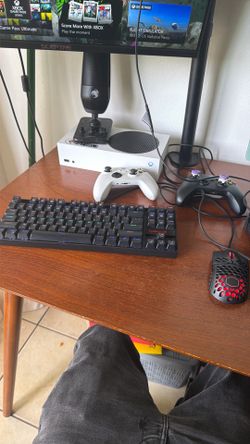 xbox s , controllers, keyboard, monitor INCLUDED