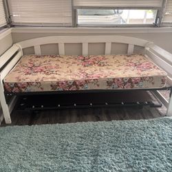 Daybed With Trundle