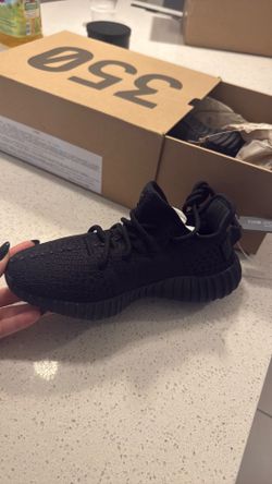 Yeezy boost 350 V2 NEW onyx  size 4 kids