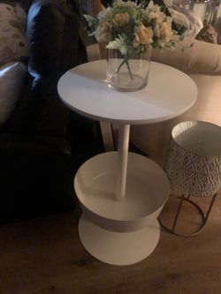 Table with faux flower decor included