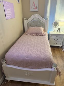 White Ornate 3-Piece Twin Bedroom Set
