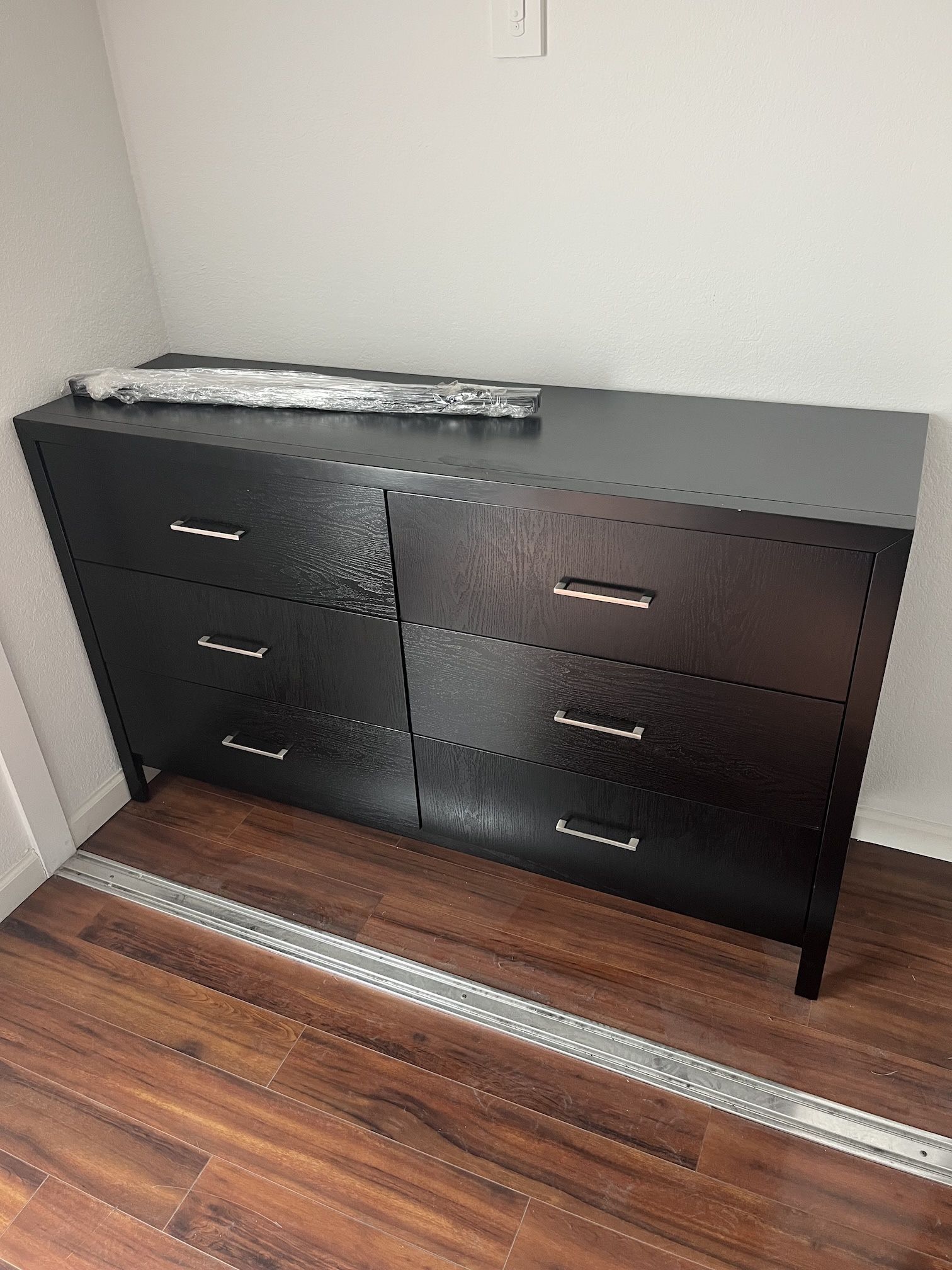6 Drawer dresser w\ mirror
