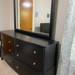 Black dresser with mirror and 6 drawers