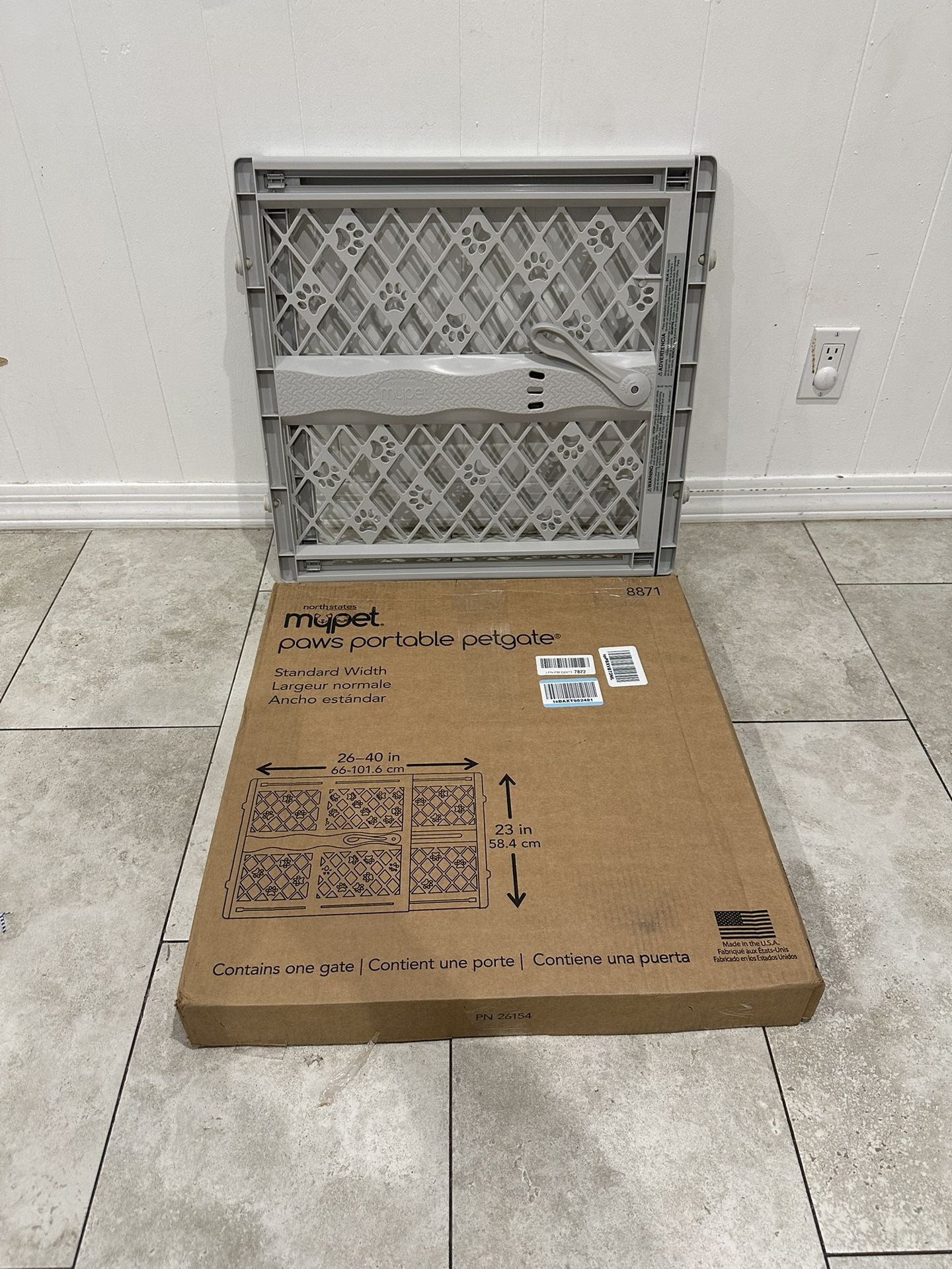 Pet Gate / Baby Gate - Fits Openings 26” - 40”
