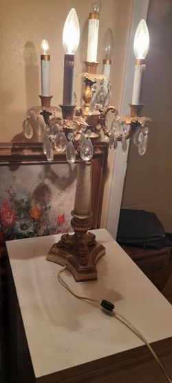 VERY BEAUTIFUL ELEGANT VINTAGE  LAMP ..RARE ITEM TO FIND..GOOD CONDITION..$50  PRICE TO SALE
