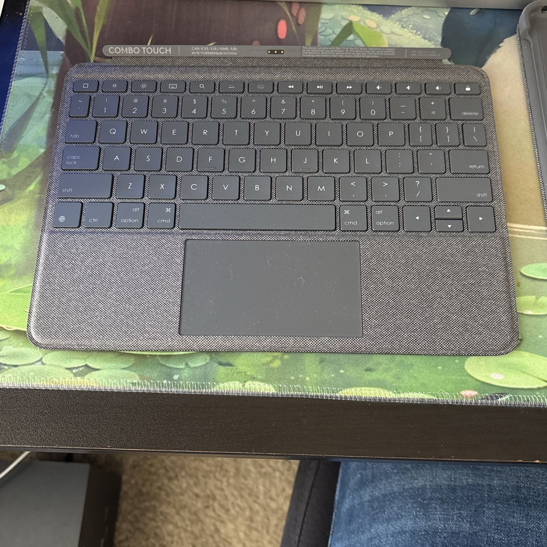 Logitech iPad 10.5 keyboard Cover - Gray Combo Touch