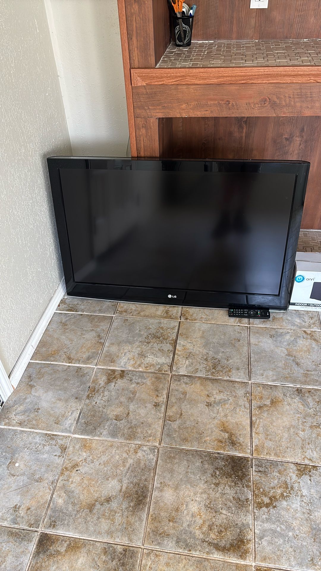 36 In LG Flatscreen TV/ W Remote