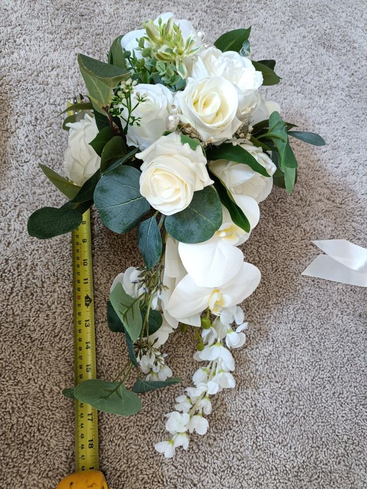 3 Ivory Bridal Bouquets of artificial flowers White, vases not included
Condition is used twice
$70 for largest bouquet
$20 for 2 smaller bouquets
M