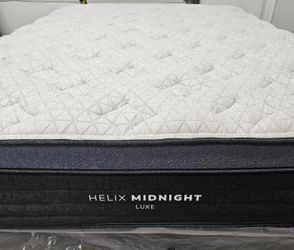 LIKE NEW! Helix Midnight Luxe Full Mattress - Delivery Available