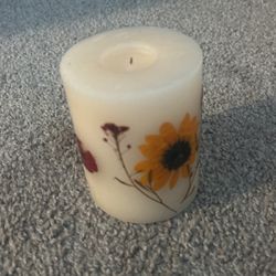 Flower Candle. Fragrance: Fresh Apples, Woodland Sage, Cedarwood 
