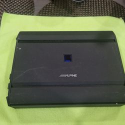 UN AMPLIFIER ALPINE 