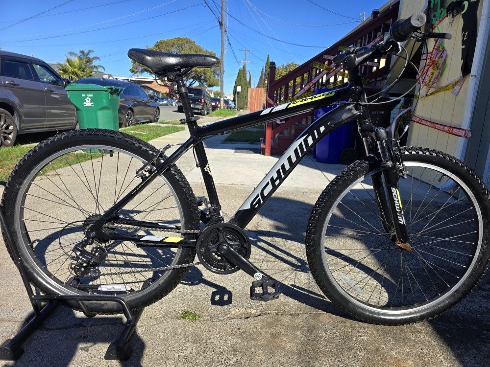 Schwinn Mountain Bike Medium Frame
Excellent Condition Ready to Ride