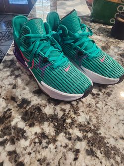 Nike LeBron Witness 6
Clear Emerald Wild Berry