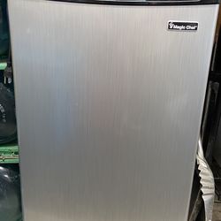 Magic Chef Refrigerator/Frizzier 4.4 Cubic Foot