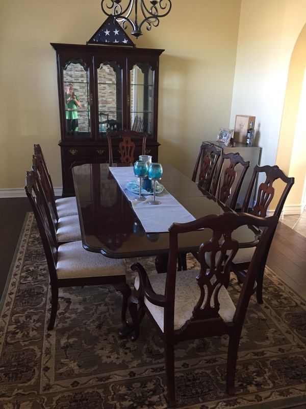 Drexel Heritage dining room set includes table w/8 chairs and crystal