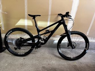 2023 YT Capra Core 2 MX – 29/27.5 Mullet – Full Suspension + Thule Rack